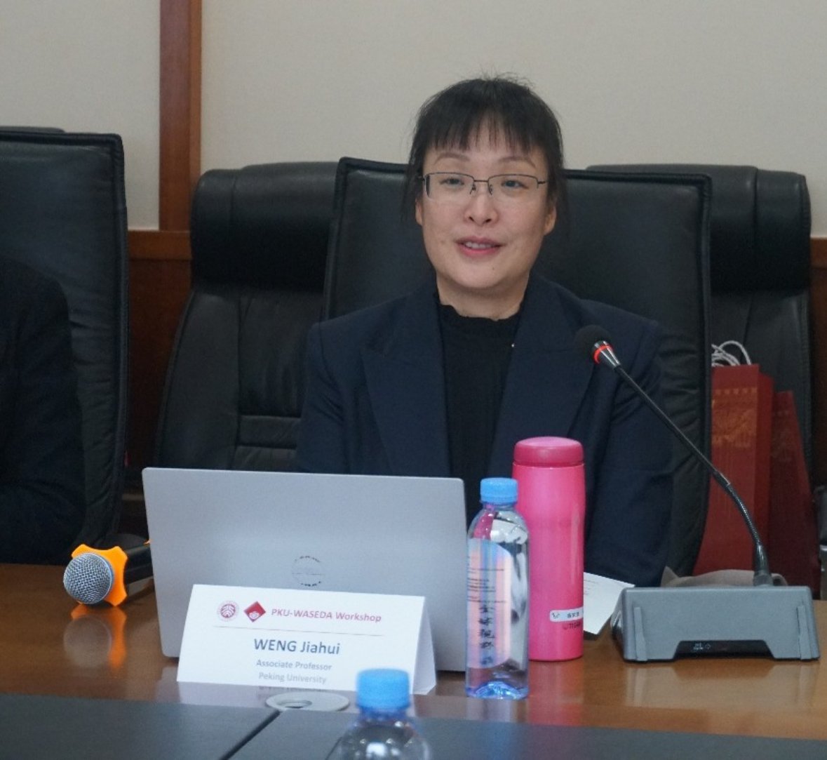 桌子上放着笔记本电脑前的人

AI 生成的内容可能不正确。