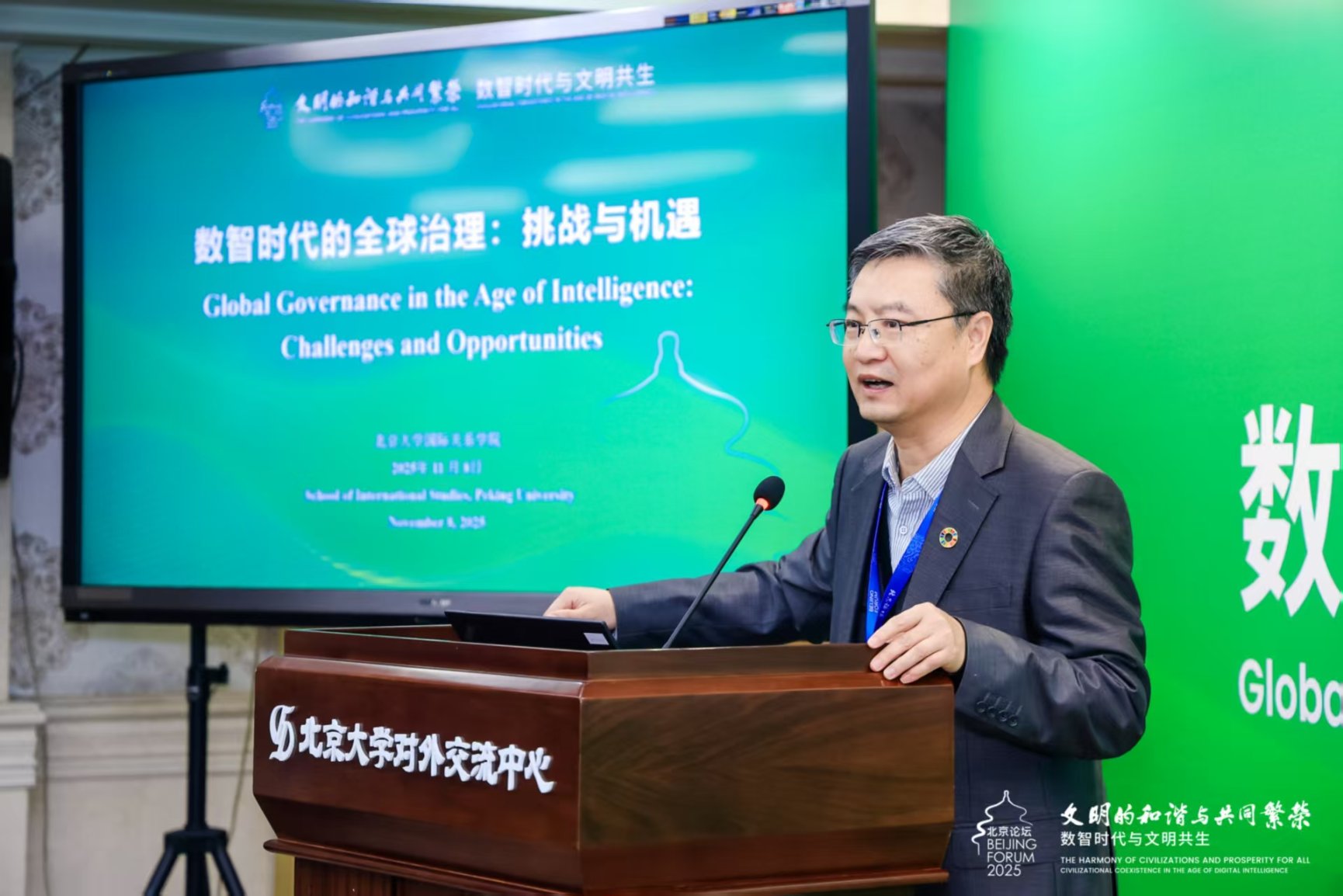 穿绿色衣服的人在电视前

AI 生成的内容可能不正确。