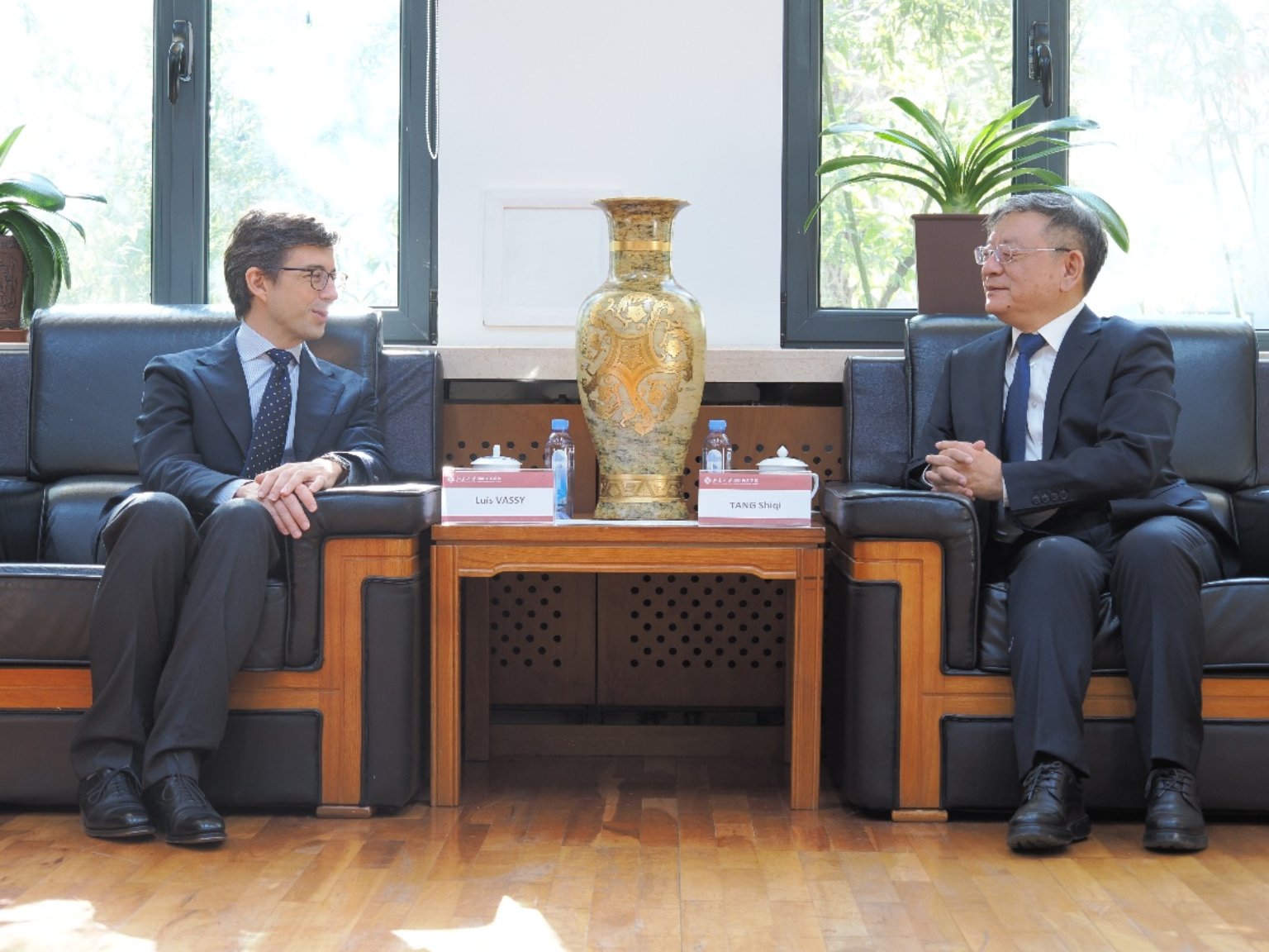 椅子上的人AI 生成的内容可能不正确。